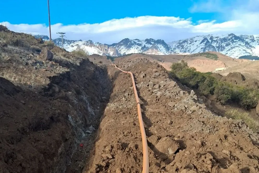 Hidenesa sigue trabajando para extender la red de gas en el Alto Neuquén.