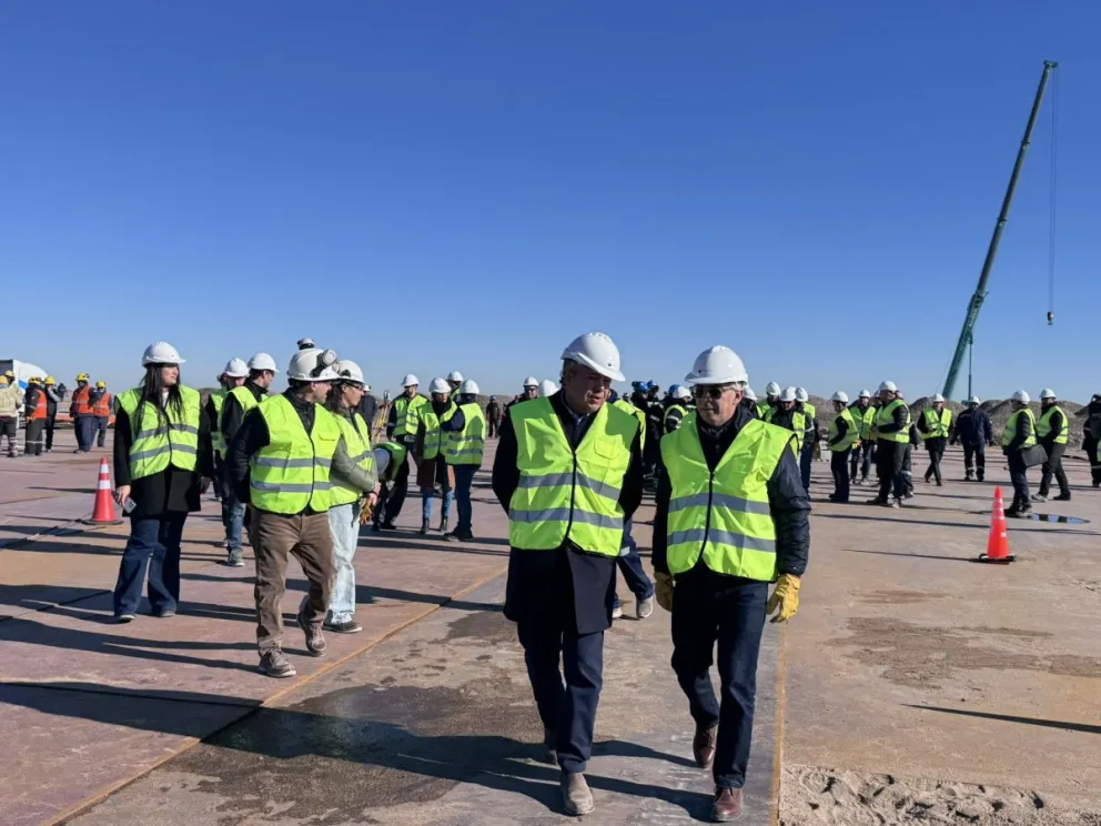 Figueroa y Weretilneck recorrieron una obra estratégica para Vaca Muerta. 