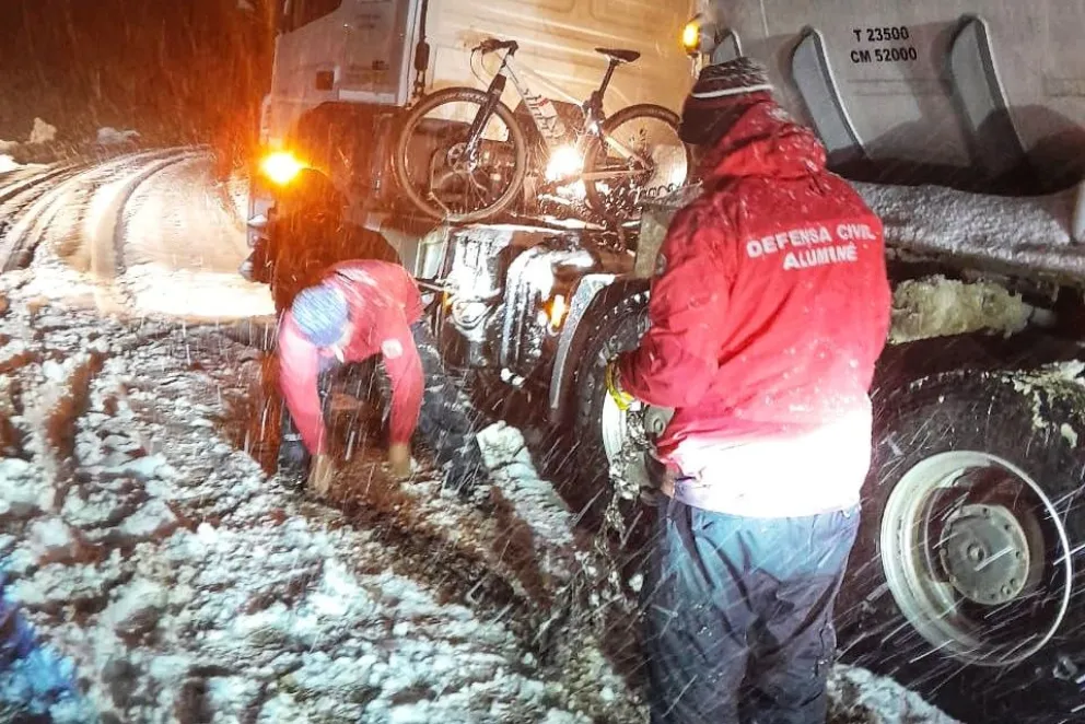 Rescates y asistencia en rutas neuquinas por nevadas intensas.