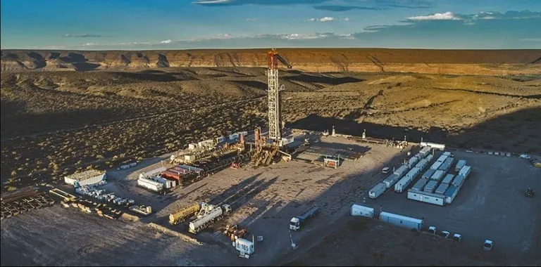 Radiografía financiera en Vaca Muerta: el impacto del RIGI y la infraestructura en el precio de equilibrio del crudo.