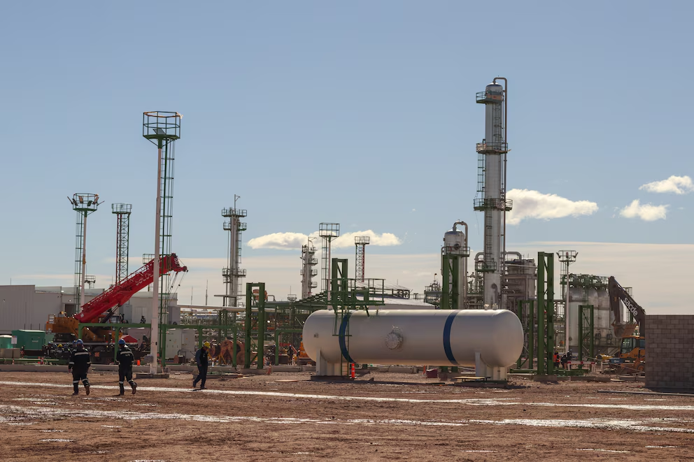 YPF aprobó su ingreso al histórico proyecto de TGS para industrializar el gas de Vaca Muerta y exportar por USD 1.200 millones anuales.