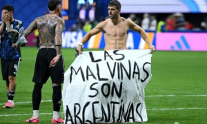 Gesta histórica: Argentina derrotó a Inglaterra con el recuerdo de Malvinas y un festejo que retumbó en los yacimientos.