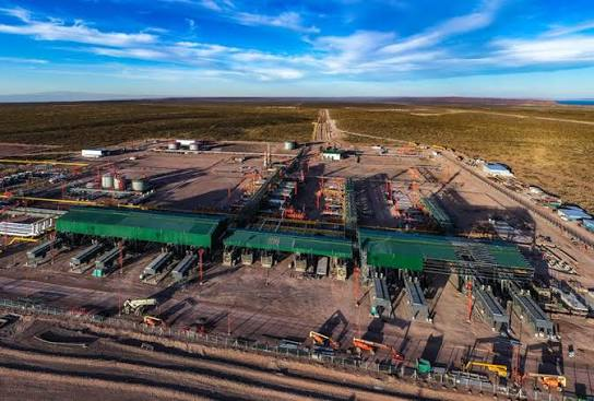 Vaca Muerta lidera el boom energético con producción récord y proyecta su expansión al mercado global.