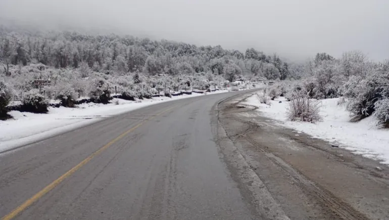 Por la nieve, hay rutas intransitables y un paso fronterizo cerrado en la provincia.
