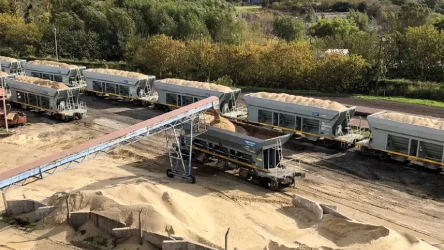 Peajes y bitrenes reconfiguran la logística de la arena para apuntalar el crecimiento de Vaca Muerta.