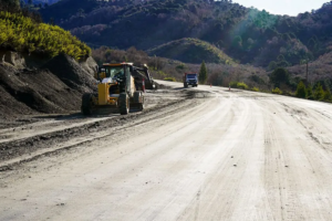 A pesar de la veda invernal, continúa la obra de pavimentación de la Ruta Provincial 11.
