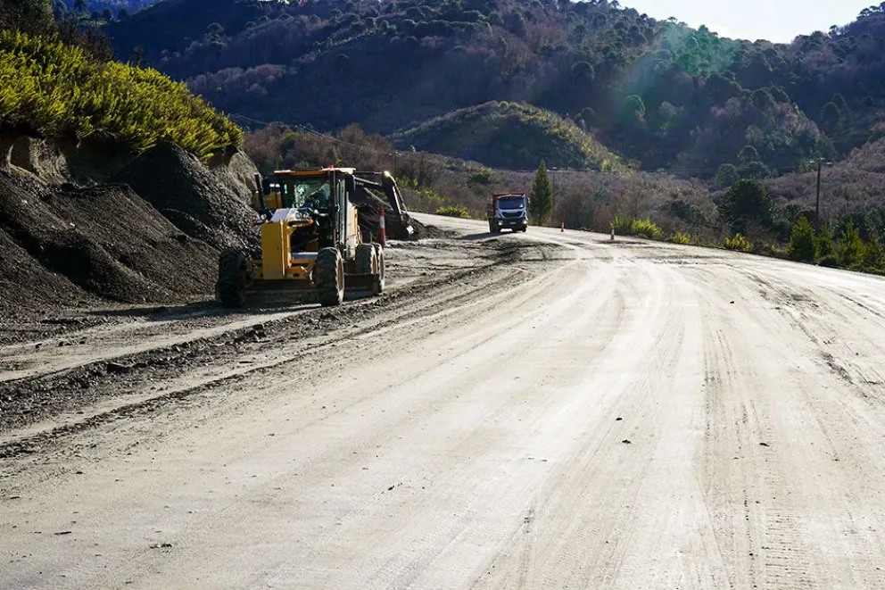 A pesar de la veda invernal, continúa la obra de pavimentación de la Ruta Provincial 11.