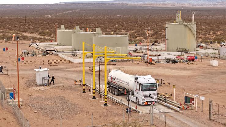 Licitación histórica en Neuquén: 15 petroleras compiten por 15 bloques estratégicos en Vaca Muerta.