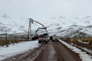 Continúan los trabajos del EPEN para normalizar el servicio eléctrico en la zona centro oeste.