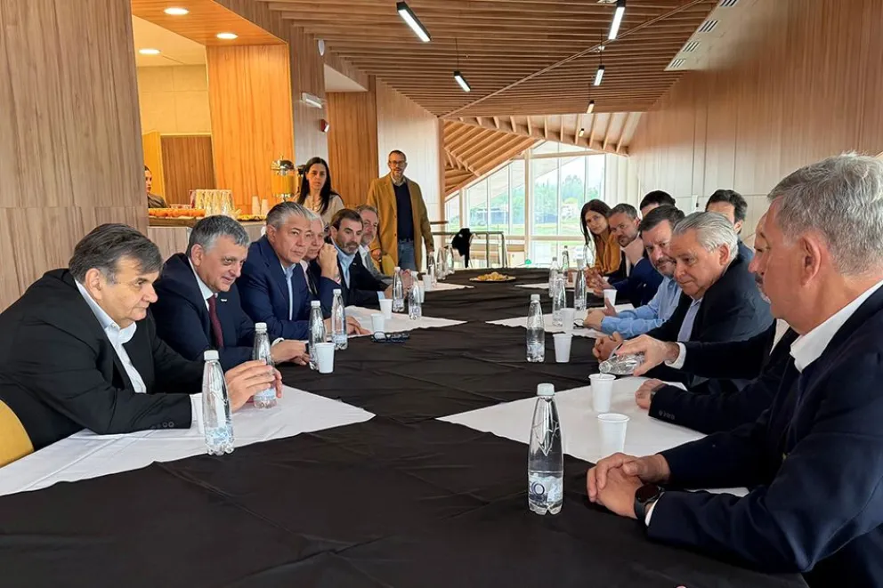 Figueroa reunió a YPF y las cámaras empresariales para ampliar la participación neuquina en Vaca Muerta.
