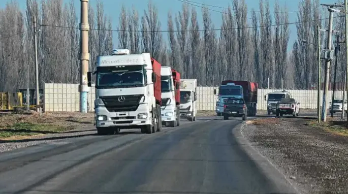 Avanza la prueba piloto para incorporar bitrenes al transporte de insumos en Vaca Muerta.