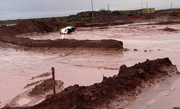 Temporal en Vaca Muerta: un alud arrastró camionetas petroleras en la Ruta 5.